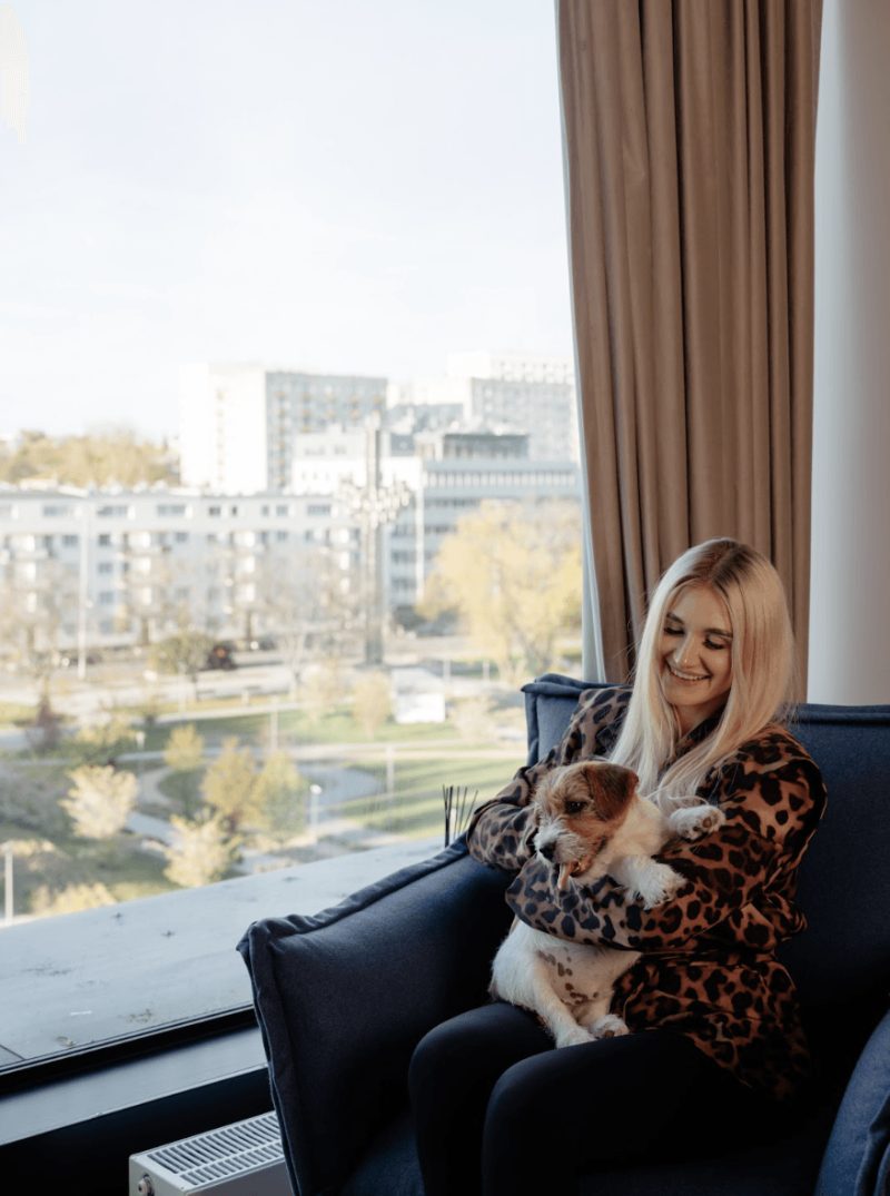 Widok na park z okna apartamentu