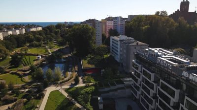 Widok z lotu ptaka na budynek Square i park w Gdyni