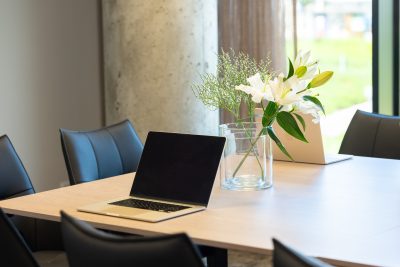 Blat stołu z jasnego drewna