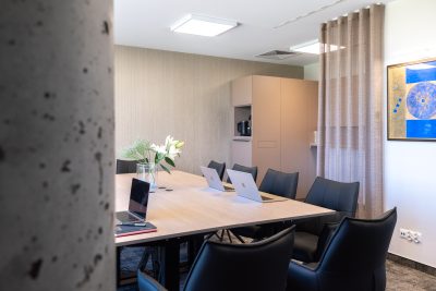 Stanowiska pracy przy stole konferencyjnym