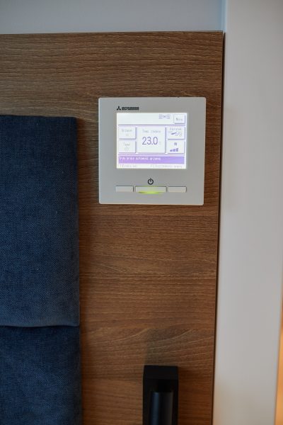 Panel sterowania klimatyzacją na drewnianej ścianie