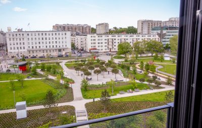 Widok z okna na Park Centralny i zabudowę Gdyni