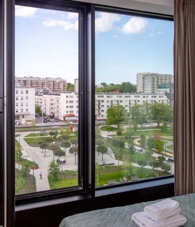Panoramiczne okno sypialni z widokiem na park