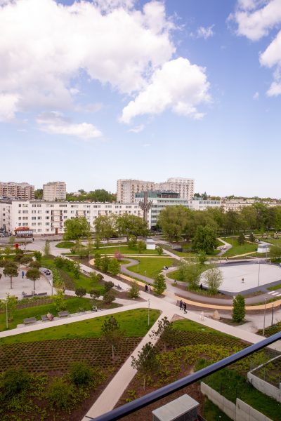 Widok z okna na park i zabudowę Gdyni