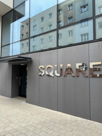 Wejście do budynku Square od ul. Partyzantów
